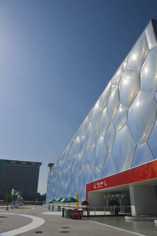 无人,摄影师,体育馆,竖图,彩色,室外,白天,锻炼,旅游,快乐,比赛,运动,竞争,城市,建筑,中国,亚洲,壮观,娱乐,现代化,白云,风景,蓝天,阳光,休闲,奥林匹克,奥运,经济,晴天,雄伟,体育运动,摄像师,奥运场馆,体育,健身,奥运会,奥林匹克运动,北京奥运会,水立方,标志性建筑,2008年北京奥运会,bj174