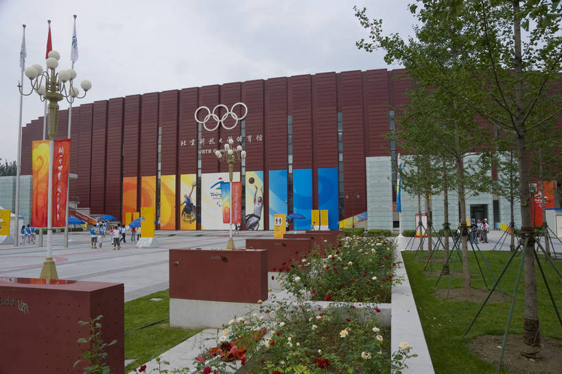 摄影师,体育馆,横图,彩色,室外,白天,锻炼,旅游,快乐,比赛,运动,竞争,城市,建筑,中国,亚洲,游人,云,娱乐,树木,现代化,风景,天,休闲,奥林匹克,奥运,经济,体育运动,摄像师,体育,健身,奥运会,奥林匹克运动,北京奥运会,2008年北京奥运会,北京科技大学体育馆,bj174