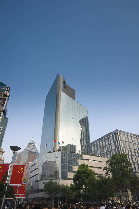 摄影师,竖图,彩色,室外,白天,旅游,度假,步行街,城市,建筑,上海,中国,亚洲,游人,繁华,楼群,娱乐,商业街,建筑物,名胜,现代化,白云,风景,蓝天,阳光,南京路,享受,休闲,放松,热闹,经济,晴天,摄像师,商业,高层建筑,bj174