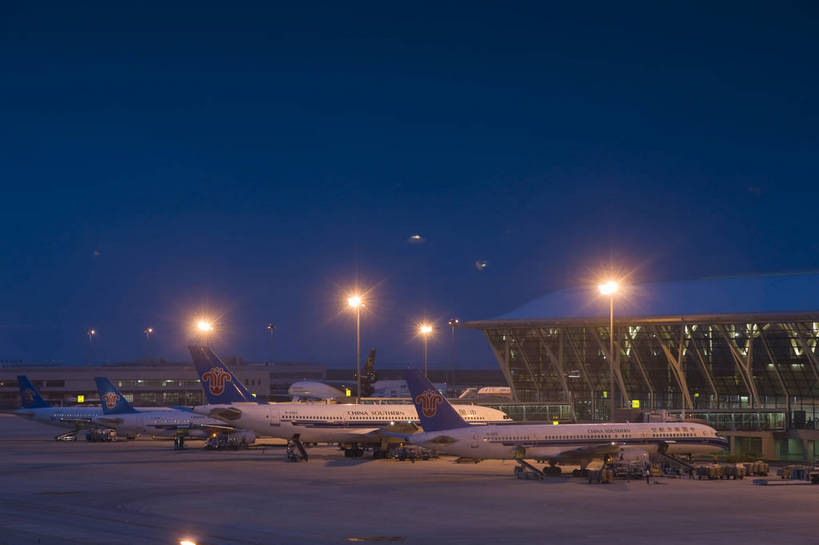 摄影师,横图,彩色,室外,旅游,城市,飞机场,建筑,夜景,中国,亚洲,灯光,建筑物,现代化,风景,停机坪,天,经济,工作人员,摄像师,上海浦东国际机场,bj174