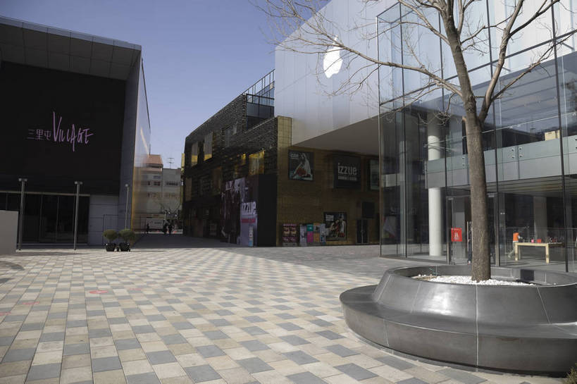 无人,广场,横图,彩色,室外,白天,购物,旅游,城市,建筑,街道,商场,北京,中国,亚洲,繁华,楼群,首都,建筑物,树木,名胜,现代化,风景,蓝天,阳光,休闲,经济,晴天,东亚,中华人民共和国,北京市,京,北平,华北地区,朝阳区,商业,购物中心,三里屯,三里屯酒吧街,bj174