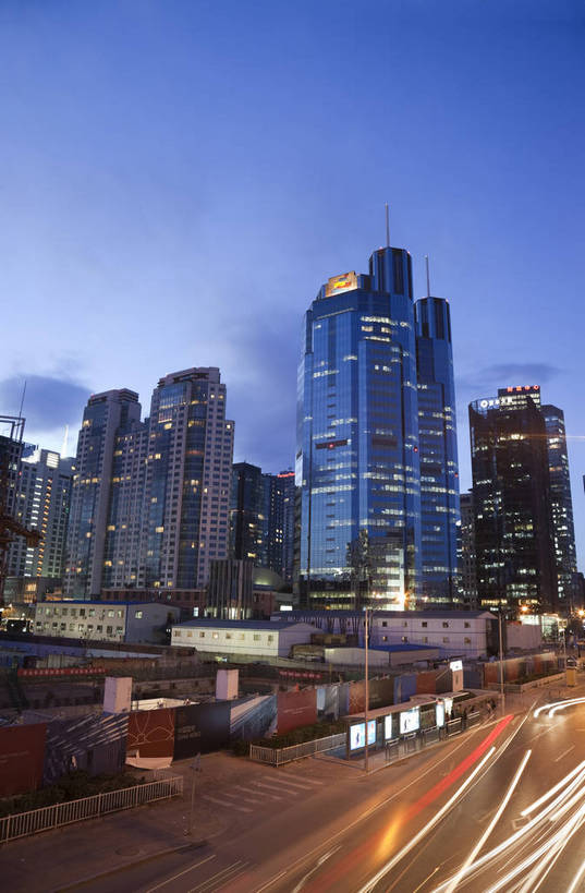 无人,竖图,彩色,室外,夜晚,旅游,城市,大厦,道路,建筑,写字楼,夜景,北京,中国,亚洲,楼群,灯光,车流,首都,建筑物,现代化,风景,黄昏,天,经济,早晨,东亚,中华人民共和国,北京市,京,北平,华北地区,商业,傍晚,高层建筑,北京CBD,北京商务中心区,中国北京大北窑,标志性建筑,东三环,bj174