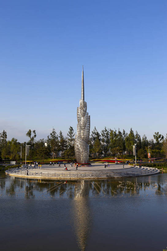 公园,竖图,彩色,室外,特写,白天,旅游,度假,湖,名胜古迹,标志建筑,地标,建筑,雕塑,西安,中国,遗迹,图片,景观,塔,古迹,文物,娱乐,建设,古建筑,自然,人工湖,享受,休闲,旅游胜地,放松,摄影,园林,展览,古文明,陕西省,展览会,博览会,花博会,中国花卉博览会,bj174