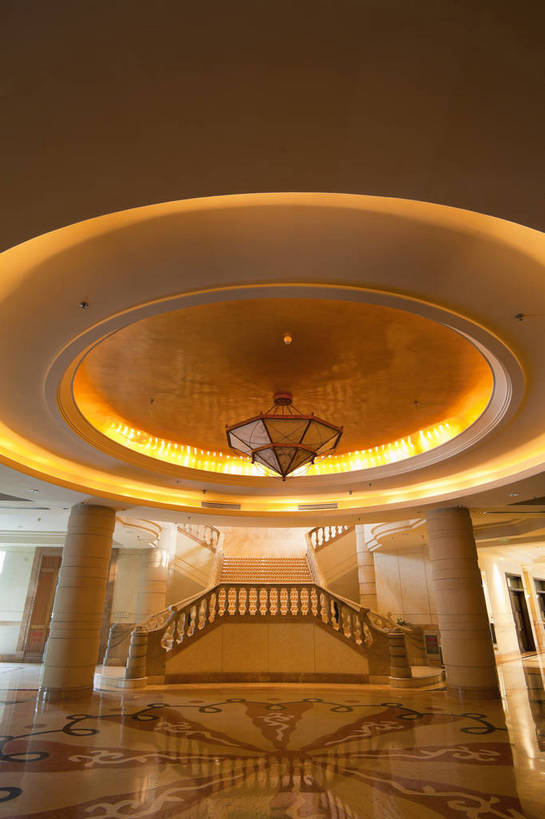 竖图,彩色,室内,白天,楼梯,城市,建筑,酒店,北京,中国,亚洲,图片,首都,豪华,现代,现代建筑,大堂,吊灯,休闲,摄影,生活方式,环境,东亚,中华人民共和国,北京市,京,北平,华北地区,昌平区,昌平,北京龙城丽宫国际酒店,龙城丽宫国际酒店,bj174