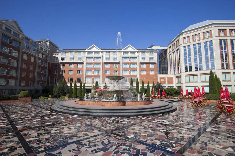 广场,横图,彩色,室外,白天,城市,建筑,酒店,喷泉,北京,中国,亚洲,花坛,图片,水池,首都,豪华,现代建筑,休闲,摄影,生活方式,环境,东亚,中华人民共和国,北京市,京,北平,华北地区,昌平区,昌平,北京龙城丽宫国际酒店,龙城丽宫国际酒店,bj174