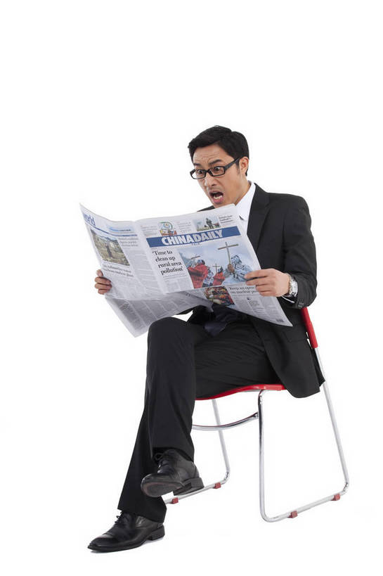 东方人,一个人,商务人士,商务男性,坐,竖图,彩色,室内,白天,白色背景,侧面,衬衫,西装,商务,时尚,阅读,成功,报纸,北京,中国,套装,正装,图片,眼镜,年轻,现代,职业,享受,成熟,活力,可爱,自信,摄影,读报,青春,吃惊,惊奇,戴眼镜,商务装,工薪阶层,男人,男性,年轻男性,亚洲人,中国人,年轻人,白领,上班族,全身,影棚拍摄,衬衣,愉快,bj174