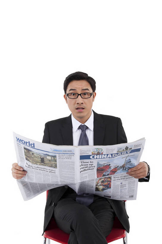 东方人,一个人,商务人士,商务男性,坐,竖图,彩色,室内,白天,白色背景,正面,衬衫,西装,商务,时尚,阅读,成功,报纸,北京,中国,套装,正装,图片,眼镜,年轻,现代,职业,享受,成熟,活力,可爱,自信,摄影,读报,青春,吃惊,惊奇,戴眼镜,商务装,工薪阶层,男人,男性,年轻男性,亚洲人,中国人,年轻人,白领,上班族,半身,影棚拍摄,衬衣,愉快,bj174
