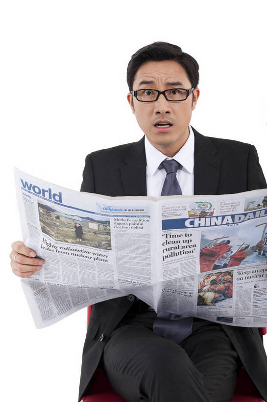 东方人,一个人,商务人士,商务男性,坐,竖图,彩色,室内,白天,白色背景,正面,衬衫,西装,商务,时尚,阅读,成功,报纸,北京,中国,套装,正装,图片,眼镜,年轻,现代,职业,享受,成熟,活力,可爱,自信,摄影,读报,青春,吃惊,惊奇,戴眼镜,商务装,工薪阶层,男人,男性,年轻男性,亚洲人,中国人,年轻人,白领,上班族,半身,影棚拍摄,衬衣,愉快,bj174