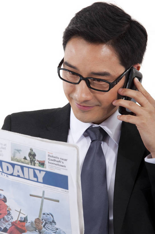 东方人,一个人,商务人士,商务男性,坐,打电话,微笑,竖图,彩色,室内,白天,白色背景,正面,衬衫,西装,商务,时尚,阅读,成功,报纸,手机,北京,中国,套装,正装,图片,眼镜,年轻,现代,职业,享受,成熟,活力,可爱,自信,摄影,读报,青春,戴眼镜,商务装,工薪阶层,男人,男性,年轻男性,亚洲人,中国人,年轻人,白领,上班族,沟通,半身,影棚拍摄,衬衣,愉快,bj174