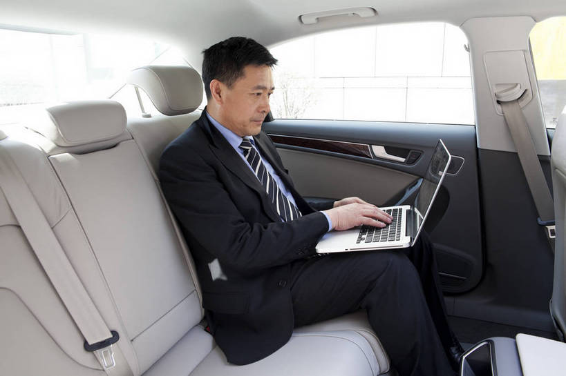 东方人,中年人,一个人,商务人士,商务男性,坐,微笑,横图,彩色,室内,白天,白色背景,侧面,衬衫,西装,商务,时尚,成功,笔记本电脑,汽车,北京,中国,套装,正装,工作,图片,现代,职业,享受,成熟,活力,可爱,自信,摄影,小汽车,商务装,工薪阶层,上网,男人,男性,中年男性,亚洲人,中国人,白领,上班族,半身,影棚拍摄,衬衣,愉快,bj174