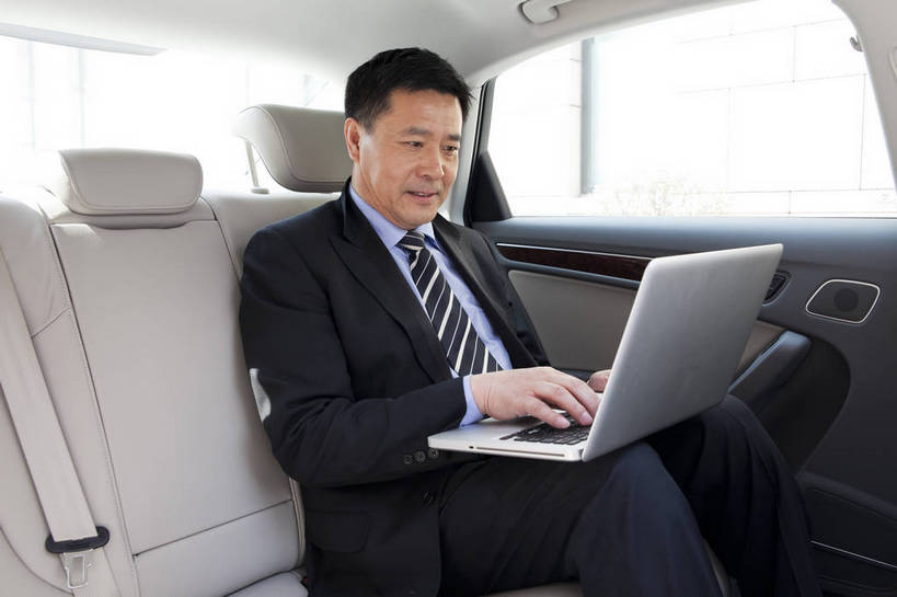 东方人,中年人,一个人,商务人士,商务男性,坐,微笑,横图,彩色,室内,白天,白色背景,侧面,衬衫,西装,商务,时尚,成功,笔记本电脑,汽车,北京,中国,套装,正装,工作,图片,现代,职业,享受,成熟,活力,可爱,自信,摄影,小汽车,商务装,工薪阶层,上网,男人,男性,中年男性,亚洲人,中国人,白领,上班族,半身,影棚拍摄,衬衣,愉快,bj174