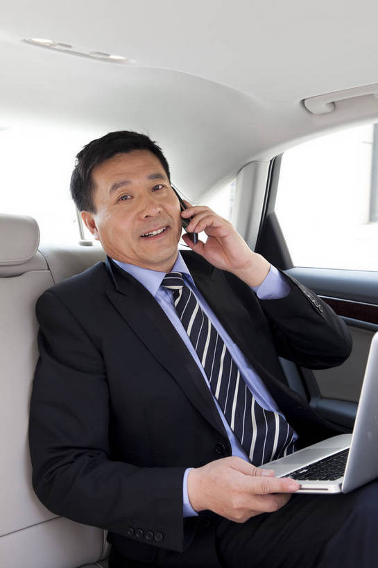 东方人,中年人,一个人,商务人士,商务男性,坐,打电话,微笑,竖图,彩色,室内,白天,白色背景,侧面,衬衫,西装,商务,时尚,成功,笔记本电脑,汽车,手机,北京,中国,套装,正装,工作,图片,现代,职业,享受,成熟,活力,可爱,自信,摄影,小汽车,商务装,工薪阶层,上网,男人,男性,中年男性,亚洲人,中国人,白领,上班族,沟通,半身,影棚拍摄,衬衣,愉快,bj174