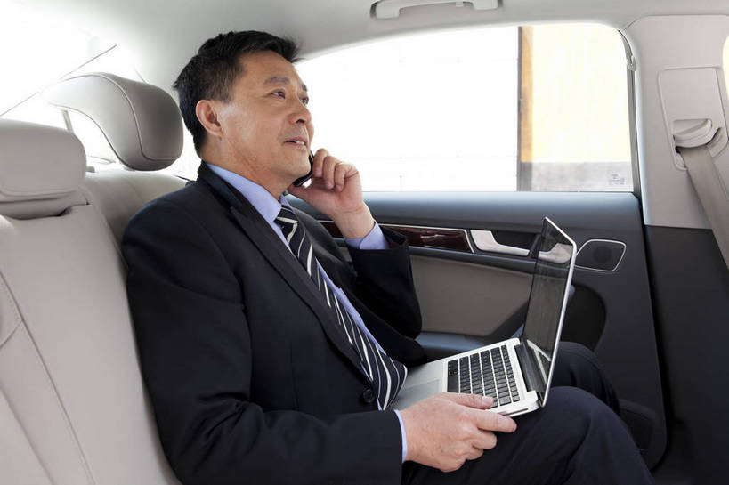 东方人,中年人,一个人,商务人士,商务男性,坐,打电话,微笑,横图,彩色,室内,白天,白色背景,侧面,衬衫,西装,商务,时尚,成功,笔记本电脑,汽车,手机,北京,中国,套装,正装,工作,图片,现代,职业,享受,成熟,活力,可爱,自信,摄影,小汽车,商务装,工薪阶层,上网,男人,男性,中年男性,亚洲人,中国人,白领,上班族,沟通,半身,影棚拍摄,衬衣,愉快,bj174