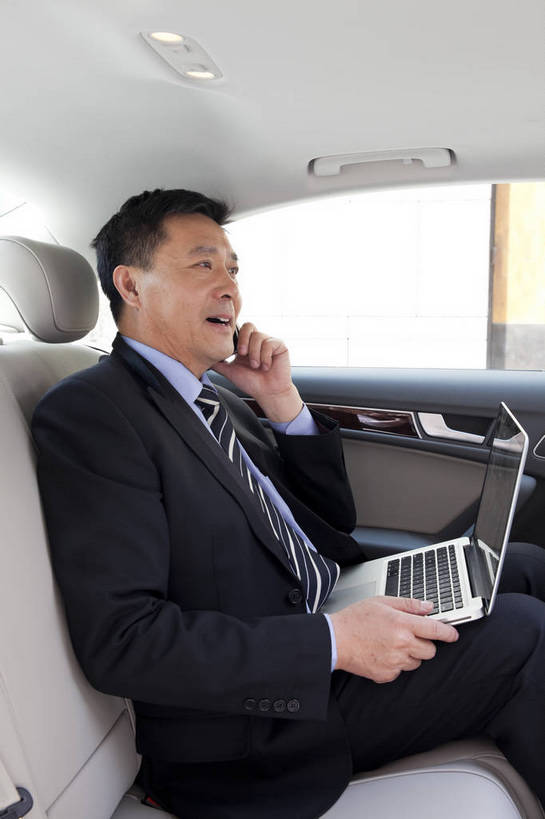 东方人,中年人,一个人,商务人士,商务男性,坐,打电话,微笑,竖图,彩色,室内,白天,白色背景,侧面,衬衫,西装,商务,时尚,成功,笔记本电脑,汽车,手机,北京,中国,套装,正装,工作,图片,现代,职业,享受,成熟,活力,可爱,自信,摄影,小汽车,商务装,工薪阶层,上网,男人,男性,中年男性,亚洲人,中国人,白领,上班族,沟通,半身,影棚拍摄,衬衣,愉快,bj174