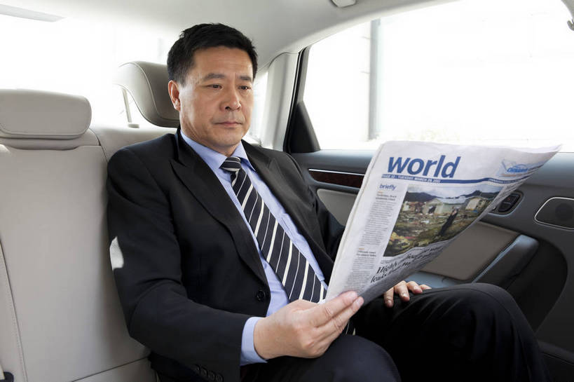 东方人,中年人,一个人,商务人士,商务男性,坐,微笑,横图,彩色,室内,白天,白色背景,侧面,衬衫,西装,商务,时尚,阅读,成功,汽车,报纸,北京,中国,学习,套装,正装,信息,图片,现代,职业,享受,成熟,活力,可爱,自信,浏览,摄影,新闻,小汽车,商务装,工薪阶层,男人,男性,中年男性,亚洲人,中国人,白领,上班族,半身,影棚拍摄,衬衣,愉快,报刊,bj174