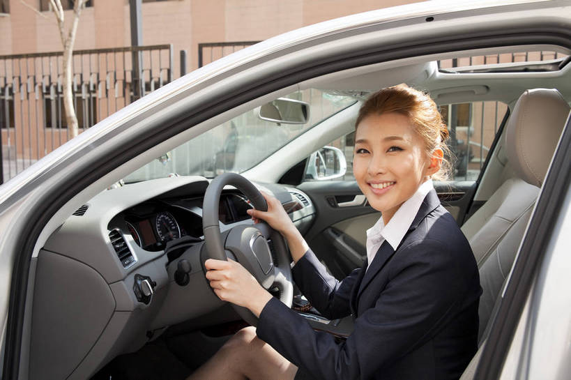 东方人,一个人,商务人士,商务女性,坐,横图,彩色,室外,白天,白色背景,侧面,西装,商务,时尚,性感,成功,汽车,北京,中国,套装,正装,图片,美丽,年轻,漂亮,现代,驾驶,开车,职业,享受,成熟,活力,可爱,美女,专注,自信,摄影,青春,优雅,小汽车,商务装,工薪阶层,年轻女性,女人,女性,亚洲人,中国人,年轻人,白领,上班族,半身,影棚拍摄,愉快,bj174