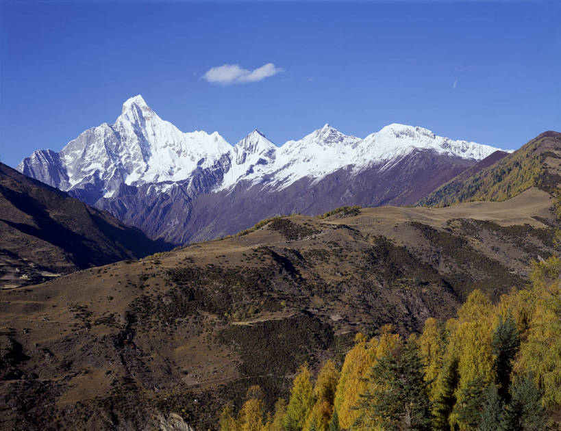 无人,横图,彩色,室外,白天,旅游,度假,美景,名胜古迹,山,树林,雪山,标志建筑,地标,建筑,中国,亚洲,远眺,遗迹,图片,山峰,古迹,文物,娱乐,建设,古建筑,风景,蓝天,天空,自然,享受,休闲,旅游胜地,放松,摄影,地理,四川省,风光,宁静,自然风光,荒山,古文明,东亚,四川,阿坝,中华人民共和国,西南地区,阿坝藏族羌族自治州,阿坝州,川,四姑娘山,bj174