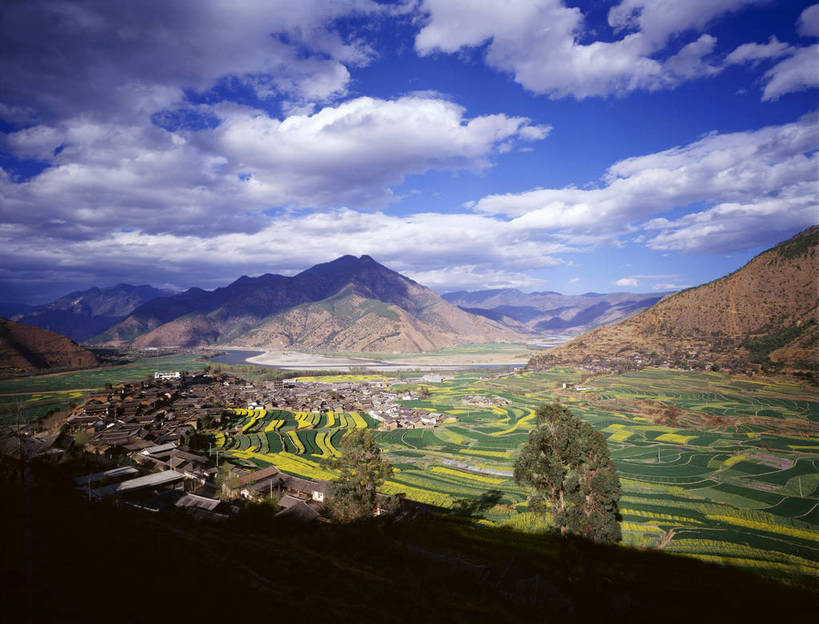 无人,农田,横图,彩色,室外,白天,旅游,度假,美景,名胜古迹,山,山脉,田园,标志建筑,地标,建筑,丽江,中国,亚洲,遗迹,图片,田野,古迹,文物,娱乐,建设,古建筑,云南,古镇,白云,风景,蓝天,天空,自然,村庄,群山,享受,休闲,远景,旅游胜地,放松,摄影,地理,风光,宁静,自然风光,古文明,东亚,石鼓镇,云南省,中华人民共和国,西南地区,滇,丽江市,玉龙纳西族自治县,bj174