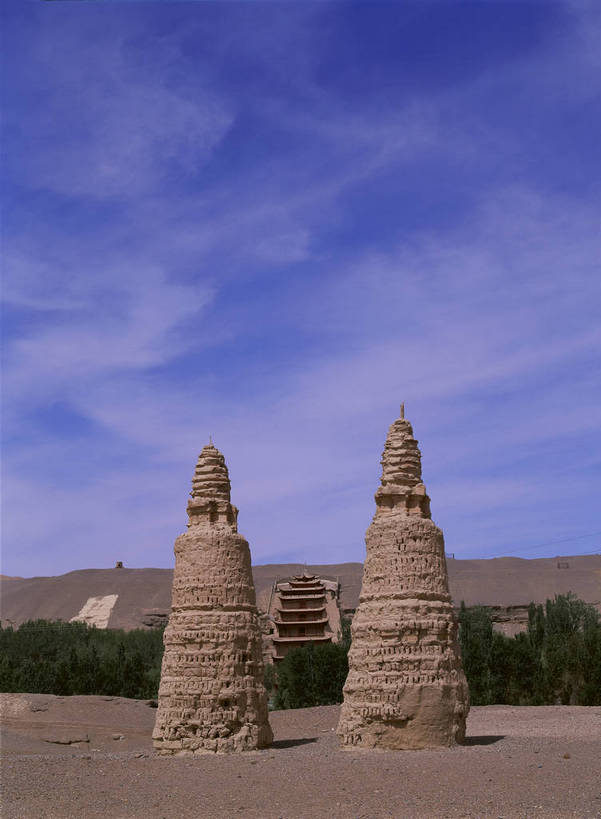 无人,竖图,彩色,室外,白天,旅游,度假,美景,名胜古迹,标志建筑,地标,建筑,雕塑,敦煌,中国,亚洲,遗迹,艺术,图片,景观,文化遗产,塔,辉煌,古迹,历史,文物,娱乐,建设,古建筑,蓝天,天空,享受,休闲,旅游胜地,放松,人文,摄影,沙雕,中国文化,石窟,古文明,东亚,甘肃,甘肃省,莫高窟,中华人民共和国,西北地区,甘,酒泉,酒泉市,传统文化,bj174