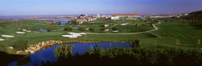 运动场,横图,俯视,彩色,室外,白天,度假,草坪,城市,青岛,中国,亚洲,高尔夫,图片,景观,球场,娱乐,山东,高尔夫球场,远景,人文,摄影,度假村,东亚,山东省,中华人民共和国,华东地区,鲁,青岛市,bj174