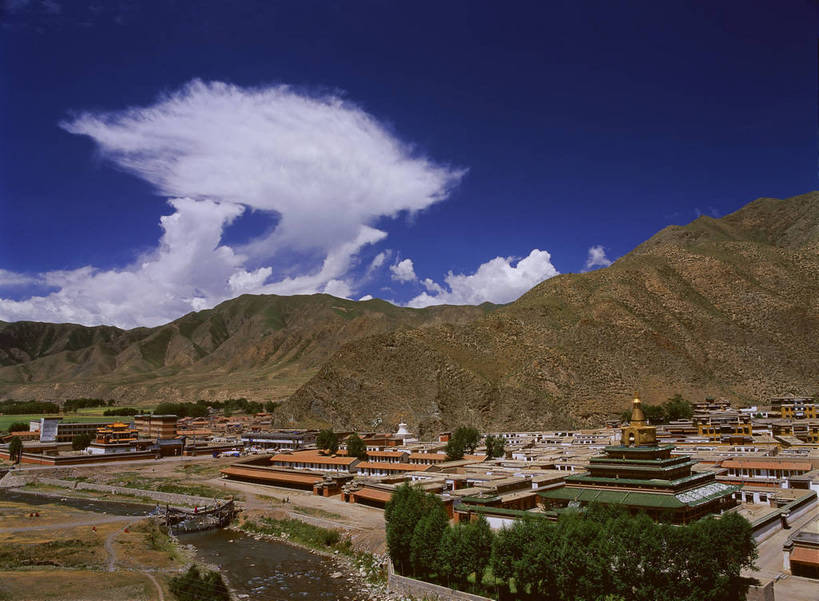 无人,寺庙,横图,俯视,彩色,室外,白天,旅游,度假,名胜古迹,山脉,标志建筑,地标,建筑,中国,亚洲,遗迹,图片,景观,文化遗产,建筑群,古典,辉煌,古迹,历史,文物,娱乐,建设,古建筑,享受,休闲,远景,旅游胜地,放松,人文,摄影,佛教,中国文化,金碧辉煌,古文明,东亚,甘肃,甘肃省,藏传佛教,夏河县,拉卜楞寺,中华人民共和国,西北地区,甘,甘南,甘南州,夏河,传统文化,bj174