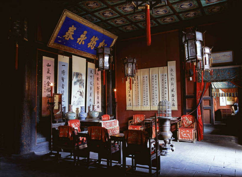 无人,横图,彩色,室内,白天,旅游,度假,名胜古迹,桌面,桌子,标志建筑,地标,建筑,椅子,中国,亚洲,遗迹,木制,灯笼,牌匾,图片,香炉,木桌,景观,文化遗产,辉煌,古迹,历史,文物,娱乐,建设,大厅,古建筑,山东,木制品,享受,休闲,旅游胜地,放松,人文,摄影,字画,中国文化,古文明,东亚,曲阜,曲阜市,山东省,孔府,中华人民共和国,华东地区,鲁,木桌子,传统文化,八仙桌,bj174