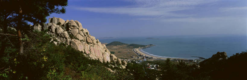 横图,彩色,室外,白天,度假,美景,沙滩,山,树林,青岛,中国,亚洲,书法,图片,景观,山东,石刻,蓝天,天空,远景,汉字,人文,摄影,海滨,东亚,山东省,中华人民共和国,华东地区,鲁,青岛市,海滩,劳山,牢山,崂山,崂山区,bj174