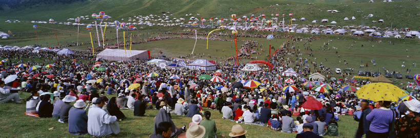 人群,横图,彩色,室外,白天,草原,中国,亚洲,节日,庆祝,图片,景观,文化,天空,气球,平原,庆典,假日,喜庆,狂欢,人文,摄影,纪念,近景,中国文化,东亚,甘肃,人山人海,甘南,传统文化,艺术节,香巴拉旅游艺术节,bj174