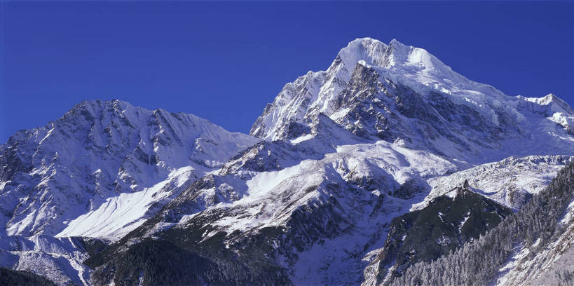 无人,横图,彩色,室外,白天,旅游,度假,美景,名胜古迹,山,雪山,标志建筑,地标,建筑,贡嘎山,中国,亚洲,遗迹,图片,高山,山峰,古迹,文物,娱乐,建设,古建筑,风景,蓝天,天空,自然,享受,休闲,旅游胜地,放松,摄影,地理,四川省,风光,宁静,自然风光,古文明,东亚,四川,甘孜藏族自治州,中华人民共和国,西南地区,川,甘孜,甘孜州,泸定县,险峻,泸定,海螺沟,海螺沟冰川,bj174
