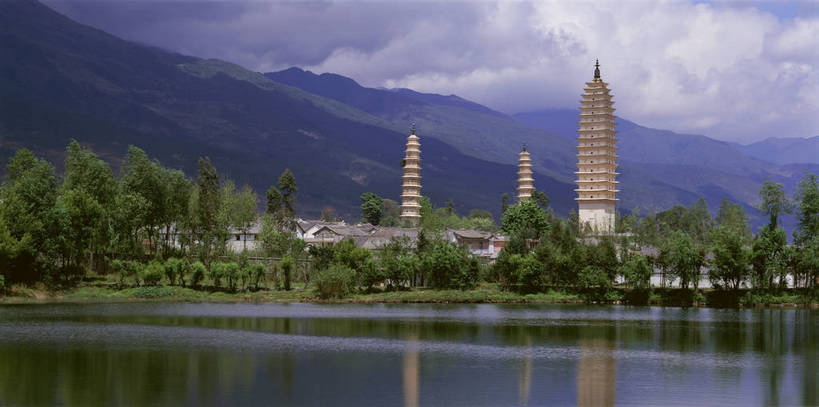 无人,公园,横图,彩色,室外,白天,旅游,度假,湖,名胜古迹,森林,山,山脉,标志建筑,地标,建筑,大理,中国,亚洲,遗迹,图片,塔,古迹,文物,娱乐,建设,古建筑,云南,白云,倒影,风景,蓝天,天空,自然,湖水,群山,享受,休闲,远景,旅游胜地,放松,摄影,地理,园林,风光,宁静,自然风光,古文明,东亚,云南省,中华人民共和国,西南地区,崇圣寺三塔,滇,大理州,大理白族自治州,三塔寺,大理三塔,三塔,bj174