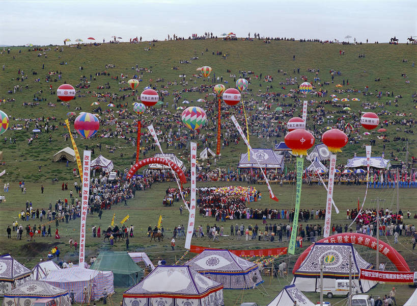 人群,横图,彩色,室外,白天,草原,中国,亚洲,节日,庆祝,图片,景观,文化,天空,气球,平原,庆典,假日,喜庆,狂欢,人文,摄影,纪念,近景,中国文化,东亚,甘肃,人山人海,甘南,传统文化,艺术节,香巴拉旅游艺术节,bj174