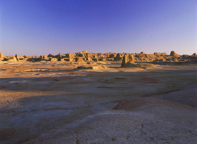 无人,横图,彩色,室外,白天,旅游,度假,美景,名胜古迹,标志建筑,地标,建筑,中国,亚洲,遗迹,壮观,图片,古城,巨石,古迹,文物,娱乐,建设,古建筑,遗址,风景,天空,自然,享受,休闲,远景,旅游胜地,放松,摄影,地理,风光,宁静,空旷,自然风光,古文明,东亚,地貌,魔鬼城,新疆,乌尔禾风城,克拉玛依,中华人民共和国,新疆维吾尔自治区,西北地区,克拉玛依市,苍凉,准噶尔,准噶尔盆地,地质,新,bj174