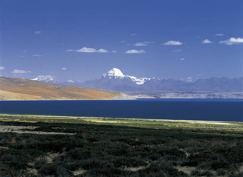 无人,横图,彩色,室外,白天,旅游,度假,草地,湖,美景,名胜古迹,山,雪山,标志建筑,地标,建筑,中国,亚洲,遗迹,图片,高山,山峰,山脚,古迹,文物,娱乐,建设,古建筑,西藏,风景,蓝天,天空,自然,湖水,平原,享受,休闲,远景,旅游胜地,放松,摄影,地理,风光,宁静,自然风光,藏,古文明,东亚,纯净,西藏自治区,青海,青海省,神山天葬台,中华人民共和国,西南地区,西北地区,阿里,青,玉树州,玉树藏族自治州,险峻,冈仁波齐峰,普兰县,玉树,冈底斯山脉,岗仁布钦,世界之轴,冈仁波齐,吉罗娑山,bj174