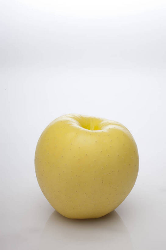 竖图,彩色,室内,特写,抠图,白色背景,苹果,水果,中国,亚洲,完整,新鲜,光泽,图片,美味,食品,营养,食物,一个,黄色,摄影,无公害,东亚,健康食品,黄香蕉,黄元帅,金冠苹果,金帅,影棚拍摄,bj174