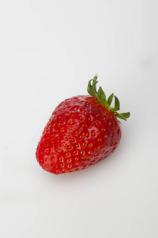 竖图,彩色,室内,特写,抠图,白色背景,草莓,浆果,水果,中国,亚洲,完整,新鲜,光泽,图片,美味,食品,营养,食物,一个,红色,摄影,无公害,东亚,健康食品,洋莓,水果皇后,红莓,地莓,影棚拍摄,bj174
