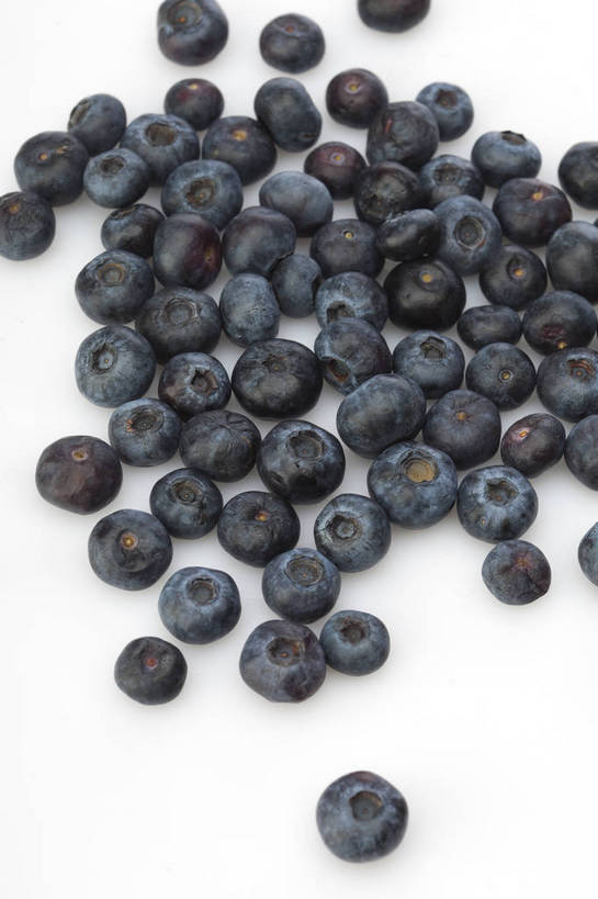 竖图,彩色,室内,特写,抠图,白色背景,蓝莓,水果,中国,亚洲,一堆,完整,新鲜,光泽,图片,美味,食品,暗红,营养,食物,紫色,多个,摄影,深色,无公害,东亚,健康食品,影棚拍摄,bj174