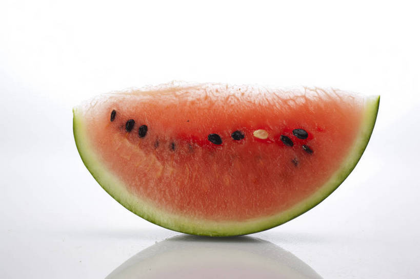 横图,彩色,室内,特写,抠图,白色背景,西瓜,水果,中国,亚洲,一片,切开,新鲜,图片,美味,食品,内部,营养,食物,绿色,果肉,摄影,表皮,红瓤,无公害,东亚,健康食品,寒瓜,影棚拍摄,麒麟瓜,bj174