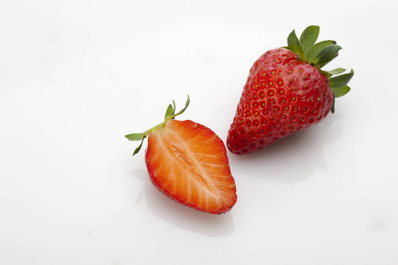 横图,彩色,室内,特写,抠图,白色背景,草莓,浆果,水果,中国,亚洲,切开,完整,新鲜,光泽,图片,美味,食品,营养,食物,红色,一半,摄影,无公害,东亚,健康食品,洋莓,水果皇后,红莓,地莓,影棚拍摄,bj174