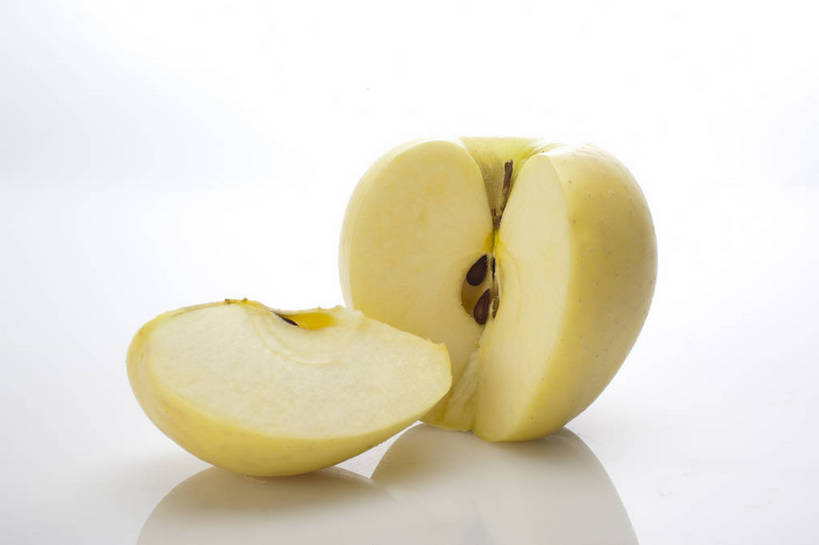 横图,彩色,室内,特写,抠图,白色背景,苹果,水果,中国,亚洲,切开,新鲜,图片,美味,食品,内部,营养,食物,两个,黄色,果肉,摄影,表皮,无公害,东亚,健康食品,黄香蕉,黄元帅,金冠苹果,金帅,影棚拍摄,bj174