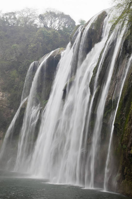 无人,竖图,彩色,室外,白天,旅游,度假,美景,名胜古迹,瀑布,山,树林,水,标志建筑,地标,建筑,黄果树,中国,遗迹,图片,景观,水流,水潭,古迹,文物,娱乐,建设,古建筑,天空,自然,享受,休闲,旅游胜地,安静,放松,竖,摄影,飞流直下,风光,中国文化,自然风光,古文明,贵州,气势,旅行,bj174