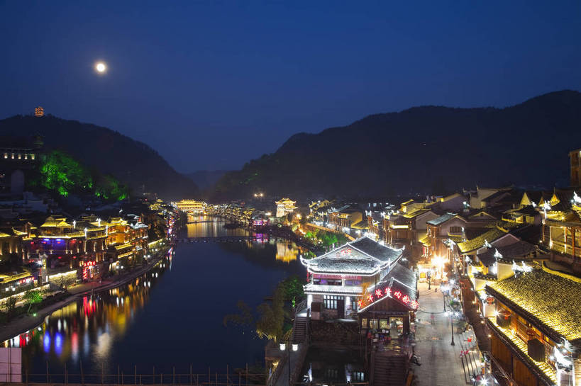 无人,横图,彩色,室外,白天,旅游,山,水,标志建筑,地标,建筑,中国,凤凰,图片,建筑群,古典,建设,古镇,天空,村庄,旅游胜地,安静,摄影,水乡,文明,中国文化,湖南,灯火辉煌,古代文明,河,旅行,bj174