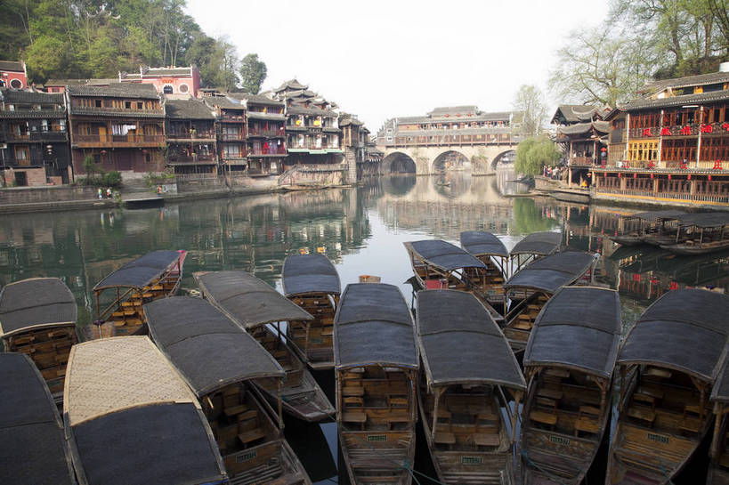 无人,横图,彩色,室外,白天,旅游,山,水,标志建筑,地标,建筑,船,中国,凤凰,图片,建筑群,木船,古典,建设,古镇,天空,村庄,旅游胜地,安静,摄影,水乡,文明,中国文化,湖南,古代文明,河,旅行,bj174