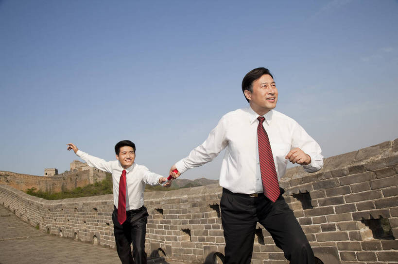 东方人,成年人,中年人,两个人,伙伴,商务人士,商务男性,跑,横图,彩色,室外,白天,侧面,衬衫,西装,旅游,度假,商务,时尚,友谊,成功,比赛,合作,团队,竞争,名胜古迹,山,山脉,树林,标志建筑,地标,建筑,长城,中国,接力,套装,正装,遗迹,传递,接力棒,图片,山峰,文化遗产,山峦,古迹,文物,娱乐,建设,现代,城墙,古建筑,天空,自然,群山,职业,享受,休闲,旅游胜地,成熟,放松,自信,摄影,古代建筑,青春,交接,山脊,同伴,商务装,工薪阶层,古文明,河北,精明,伟大,金山岭长城,金山岭,团结,友情,男人,男性,年轻男性,中年男性,亚洲人,中国人,年轻人,白领,上班族,半身,衬衣,愉快,bj174