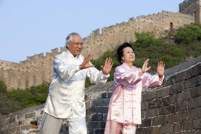 东方人,老年人,两个人,夫妻,站,微笑,横图,彩色,室外,白天,正面,爱情,锻炼,旅游,度假,时尚,运动,武术,名胜古迹,山,山脉,标志建筑,地标,建筑,长城,中国,遗迹,图片,山峰,文化遗产,山峦,浪漫,古迹,文物,娱乐,建设,城墙,古建筑,自然,群山,太极拳,享受,休闲,健康,温馨,旅游胜地,恩爱,放松,活力,可爱,亲密,自信,恋人,摄影,古代建筑,生活方式,太极,山脊,亲情,古文明,河北,伟大,金山岭长城,金山岭,体育,老年男性,老年女性,男人,男性,女人,女性,亚洲人,中国人,夫妇,情侣,半身,健身,愉快,伴侣,练功服,bj174