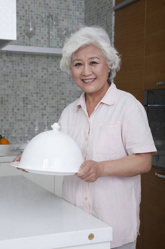 东方人,老年人,一个人,站,微笑,竖图,彩色,室内,白天,正面,家务,时尚,厨房,房间,厨具,北京,中国,仅一个人,劳动,图片,豪华,老人,橱柜,休息,休闲,健康,温馨,家居,活力,可爱,竖,摄影,生活方式,奶奶,亲近,家居服,居室,工作台,外婆,乐观,老年女性,女人,女性,亚洲人,中国人,半身,高兴,愉快,奢华,bj174