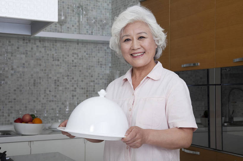 东方人,老年人,一个人,站,微笑,横图,彩色,室内,白天,正面,家务,时尚,厨房,房间,厨具,北京,中国,仅一个人,劳动,图片,豪华,老人,橱柜,休息,休闲,健康,温馨,家居,活力,可爱,摄影,生活方式,奶奶,亲近,家居服,居室,工作台,外婆,乐观,老年女性,女人,女性,亚洲人,中国人,半身,高兴,愉快,奢华,bj174