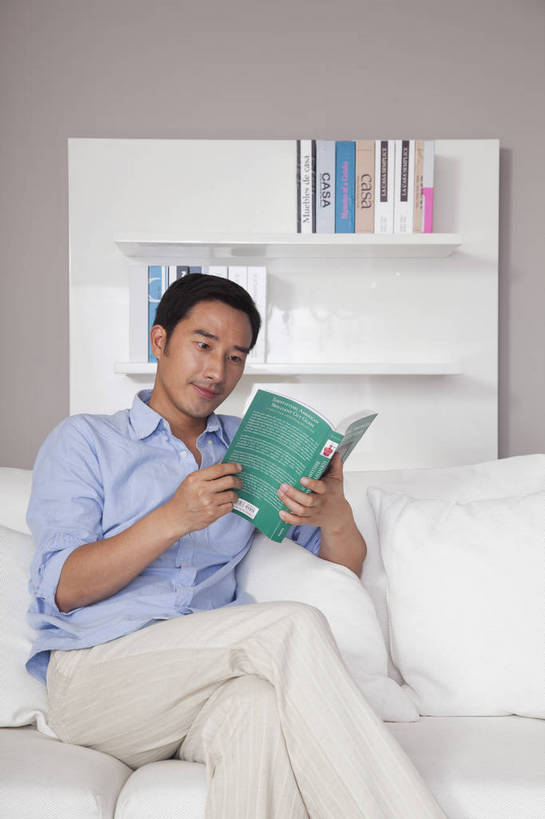 东方人,中年人,一个人,家庭,客厅,坐,微笑,竖图,彩色,室内,白天,正面,看书,时尚,阅读,幸福,房间,家具,沙发,书架,花瓶,北京,中国,图片,豪华,情趣,休息,休闲,健康,休闲服,家居,安静,活力,可爱,竖,专注,摄影,生活方式,高雅,亲近,家居服,居室,乐观,男人,男性,年轻男性,亚洲人,中国人,年轻人,书,半身,高兴,愉快,奢华,bj174