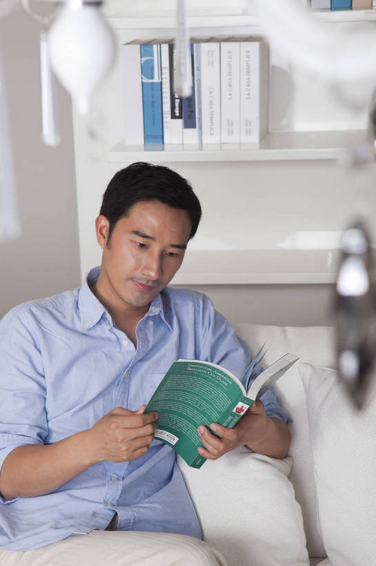 东方人,中年人,一个人,家庭,客厅,坐,微笑,竖图,彩色,室内,白天,正面,看书,时尚,阅读,幸福,房间,家具,沙发,书架,花瓶,北京,中国,图片,豪华,情趣,休息,休闲,健康,休闲服,家居,安静,活力,可爱,竖,专注,摄影,生活方式,高雅,亲近,家居服,居室,乐观,男人,男性,年轻男性,亚洲人,中国人,年轻人,书,半身,高兴,愉快,奢华,bj174