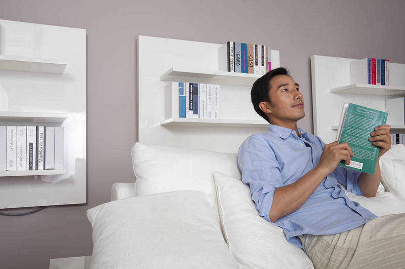 东方人,中年人,一个人,家庭,客厅,坐,微笑,横图,彩色,室内,白天,侧面,看书,时尚,阅读,幸福,房间,家具,沙发,书架,花瓶,北京,中国,图片,豪华,情趣,休息,休闲,健康,休闲服,家居,安静,活力,可爱,专注,摄影,生活方式,高雅,亲近,家居服,居室,乐观,男人,男性,年轻男性,亚洲人,中国人,年轻人,书,半身,高兴,愉快,奢华,bj174