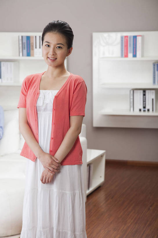 东方人,中年人,一个人,客厅,站,微笑,竖图,彩色,室内,白天,正面,时尚,房间,家具,沙发,书架,花瓶,北京,中国,仅一个人,图片,豪华,美丽,情趣,休闲,健康,温馨,休闲服,家居,安静,活力,可爱,竖,摄影,生活方式,优雅,高雅,亲近,家居服,居室,乐观,年轻女性,女人,女性,亚洲人,中国人,年轻人,书,半身,高兴,愉快,奢华,bj174